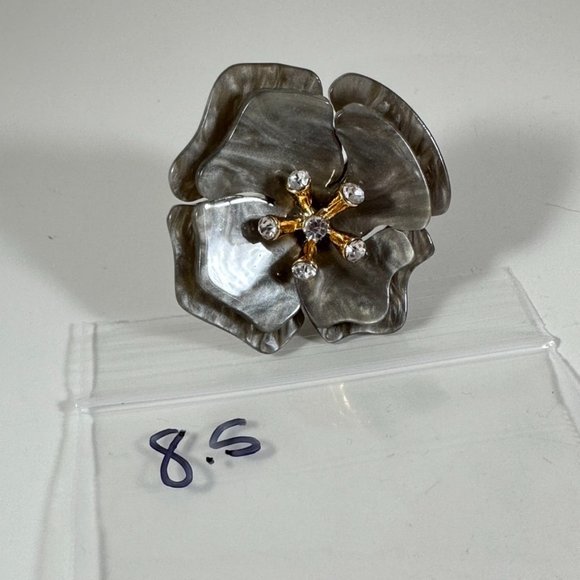 Pearl lucite oversized flower statement ring with rhinestone center size… - Picture 4 of 4
